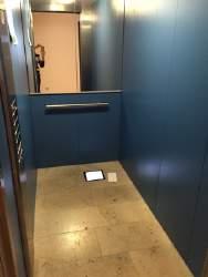 Anzahl der Treppenstufen: 21 Höhe der Stufe / der Schwelle: 18 cm Handlauf vorhanden: einseitig Aufzüge Aufzug Aufzug Bedienelemente Aufzug Aufzug Bewegungsfläche vor der Aufzugstür beim