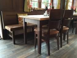 Tische und Sitzbereiche Anzahl der Tische mit einer Maximalhöhe von 80 cm und einer Unterfahrbarkeit mit einer