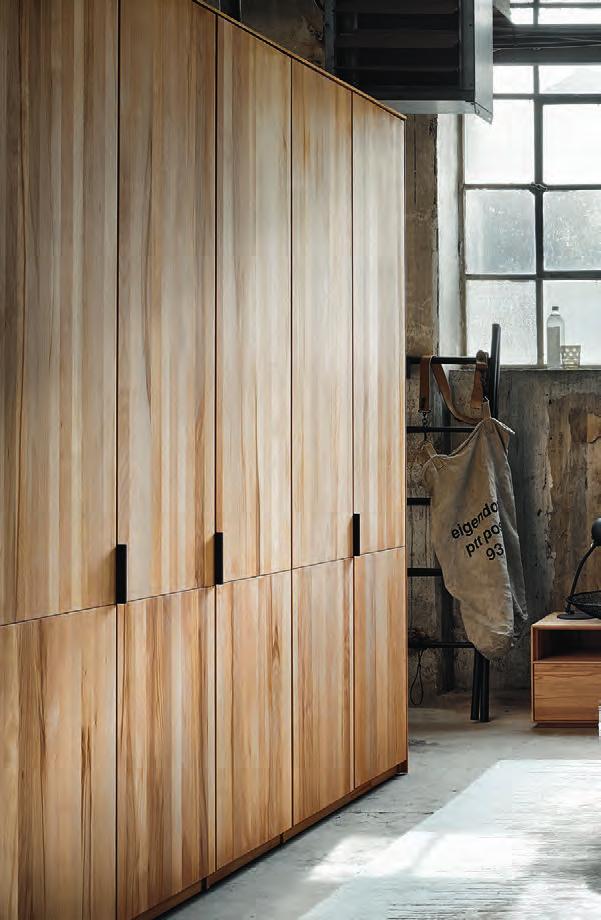 Moderne Leichtigkeit entsteht durch gekonnte Wechsel von Glas- und Massivholzfronten bei den Schrank- und Beimöbeln des Programms. Die Massivität puren Holzes weicht feiner Eleganz.