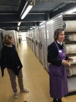 Bettina Zorn (Kuratorin Sammlung Ostasien: China, Korea, Japan) und Barbara Pönighaus-Matuella (Textilkonservatorin), die bereits seit 25 Jahren die Textilien im Weltmuseum betreut, betraten wir das
