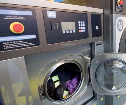 Unsere robusten Industriewaschmaschinen reinigen selbst mehrschichtige schwere Feuerwehranzüge gründlich und effizient, und das meist schon bei schonenden 40 C.
