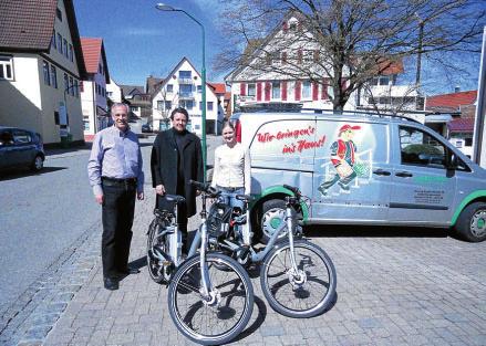 Überreicht wurden die emissionsfreien und leisen Flitzer, die dank Akku jede Menge Schwung mitbringen, von Andy-Michael Deininger von der Firma rent-e-bike Freudenstadt GbR.