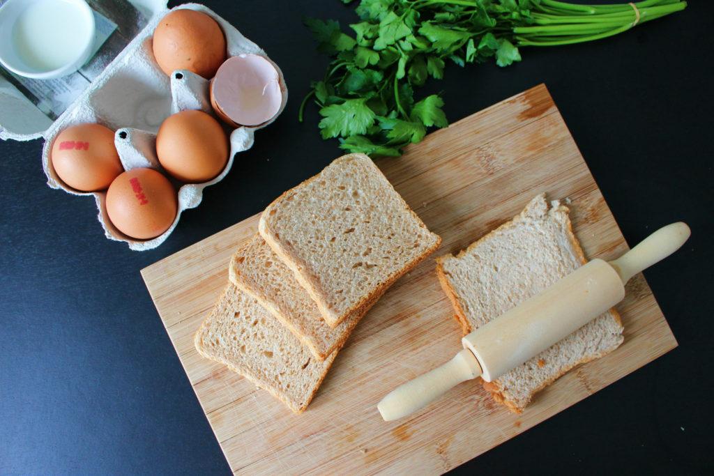 einen Käse-Block und schneidet davon ca. 1 cm dicke Toastlange Streifen herunter. 2 Eier etwas Milch Petersilie Salz, Pfeffer 1. Den Toast mit einer runden Flasche oder einem Nudelwalker ausrollen.
