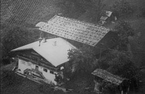 Streckau Streckau im Jahr 1935. Bedingt durch das steile Gelände war der Stall mit der Tenne quer an das Wohnhaus angebaut.