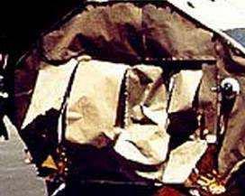 Kommandomodul von APOLLO 16. Wer soll eigentlich glauben, dass dieser Trümmerhaufen im All geflogen ist? (Ausschnitte aus as16-122-19533) Im Raumfahrt-Museum in Washington, D.C. steht übrigens u.a. eine der Landefähren in einer nachgebildeten Mondlandschaft.