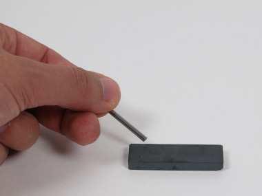 Abb. 3 Halte ein Stück Eisendraht mit dem Daumen so am Magneten ohne Band fest, wie es Abb. 4 zeigt.