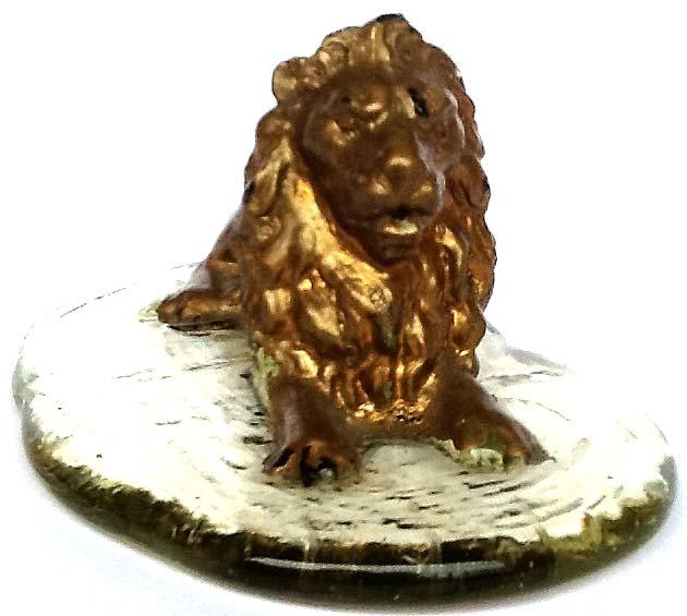 Beide Löwen wurden mit Goldbronze alt bzw. neu bemalt. Auf den Bildern des polnischen Sammlers kann man nicht feststellen, ob das Glas des Löwen farblos ist oder uran-farben wie in St.