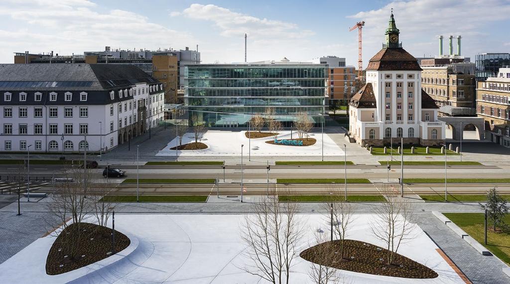 Darmstadt betraten, ist Geschichte. Zum 350. Unternehmensjubiläum nimmt nun das Innovation Center ihren Platz zwischen historischem Verwaltungsgebäude und Pützerturm ein.