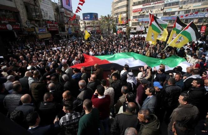 16 Links: Eine Prozession der Fatah-Bewegung im Zentrum von Nablus zur Unterstützung von Mahmud Abbas Rechts: Demonstranten im Gazastreifen fordern den Rücktritt von Mahmud Abbas (Wafa