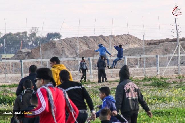 Februar 2019) Kinder werfen Steine in der Nähe des Sicherheitszauns während der "Prozession der großen Rückkehr" (Facebook-Seite des "Obersten nationalen Koordinationskomitees  Februar 2019) Das