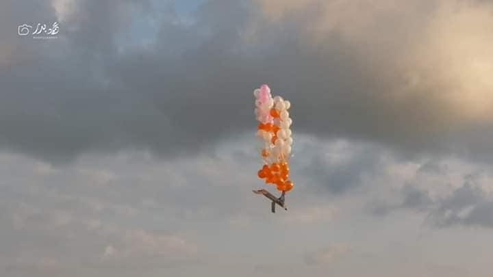 6 Das Steigenlassen von brennenden Luftballons Die "Einheit der al-zawahiri Töchter" kündigte die Wiederaufnahme des Steigenlassens von brennenden Luftballons im Kampf gegen Israel an (Facebook-Seite