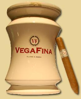 www.cigarrenversand.de Stand: 06.05.2019 Seite 257 Vegafina VegaFina Espesciales 21 Jar Die Especialies ist eine neue Zigarrenform, der Kopf ist klassisch, der Fuss ist spitz zulaufend.
