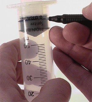 Entlang der Gummidichtung wird dann von aussen rings um die Spritze mit einem wasserfesten Stift eine Linie gezogen.