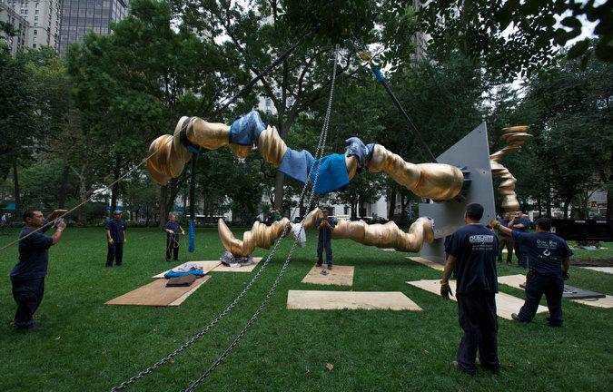 Tony Cragg-Plastik in New York Eine gewaltige dreiteilige Plastik des in Iserlohn abgelehnten britischen Bildhauers Tony Cragg wurde im vorigen Monat im Madison Square Park Center aufgestellt, wo sie