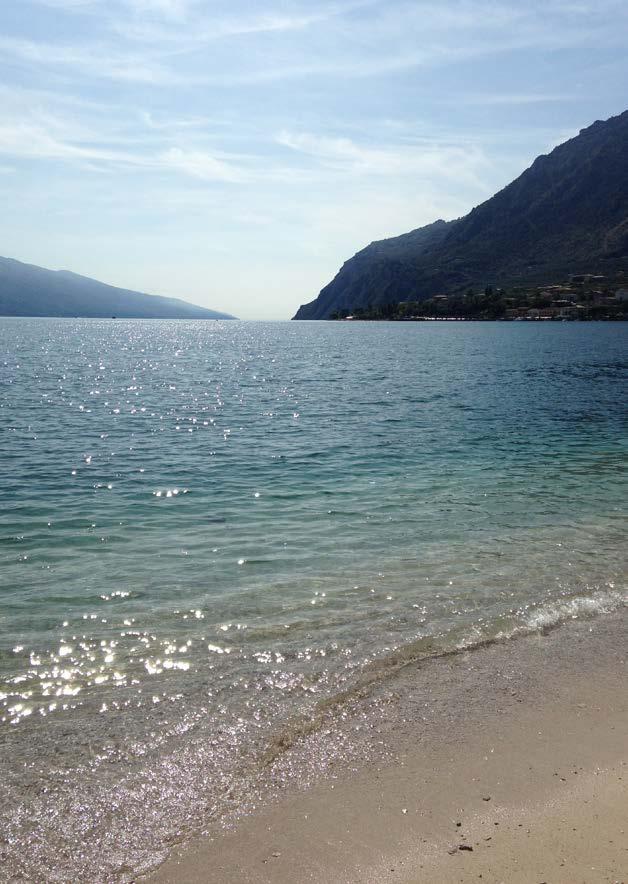 Die Strände Die intensive Farbe des Wassers mit einem starken blauen Farbton und eine bemerkenswerten Transparenz macht den Gardasee zu einem einzigartigen Reiseziel auch für Liebhaber des exquisiten