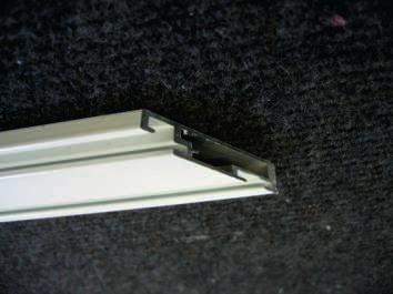 eu - Hammer - Metallfeile - (Cutter-)Messer mit scharfer Klinge - Beißzange oder Schere -