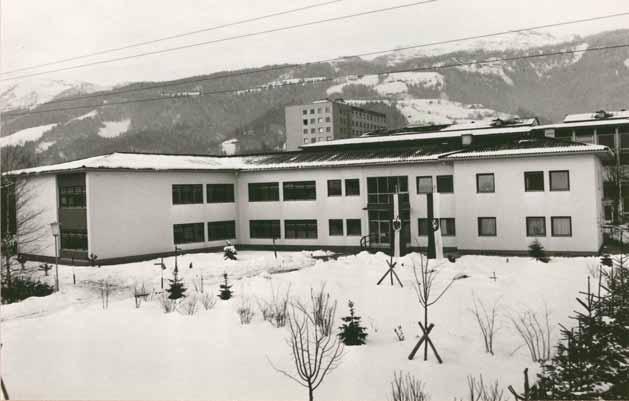 Chronik des Kindergartens Erbaut von der Stadtgemeinde Liezen in den Jahren 1975 1976 Im Jahr 1977 übergeben an die Kinder und das Kindergartenteam unter der Leitung von Herta Hauser Räumlichkeiten: