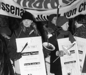 Amnesty international gewinnt Prozeß gegen Bayern Die Menschenrechtsorganisation Amnesty international hat Ende Januar 1999 einen Prozeß gegen die bayerische Landesregierung wegen Beschneidung des