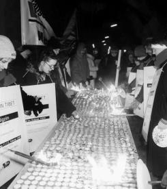 Amnesty hatte 1995 anläßlich des Besuch des chinesischen Staatspräsidenten Jiang Zemin zusammen mit der Tibet-Initiative eine Mahnwache gegen Menschenrechtsverletzungen in Tibet organisiert.