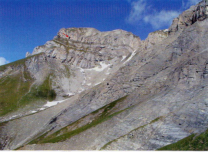 - 4 - Blick zur Drachenloch-Höhle (unteres Bild, oben links) von der Alp Ladils aus. Bild ganz oben: Portal der Drachen Höhe ca. 7m! S.