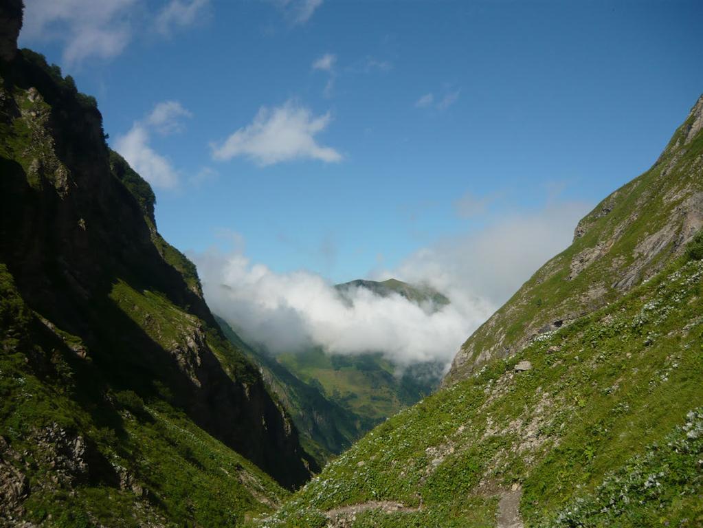 Ausgangspunkt für den Aufstieg auf die Kemptener Hütte (1.846 m). Der Regen hat sich verzogen, aber es ist noch diesig.