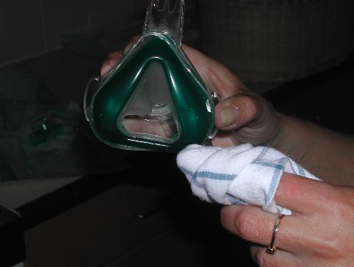 Waschen sie die Maske täglich mit Seifenwasser aus und wischen sie diese trocken ab 1 mal pro Tag ALARM URSACHE BEHEBUNG große Leckage bei der letzten Behandlung Überprüfen Sie den Atemschlauch!