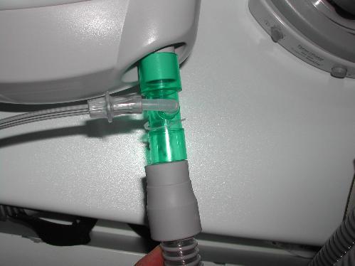 6. Beatmungsschlauch an das Gerät anbringen mit Sauerstoffadapter