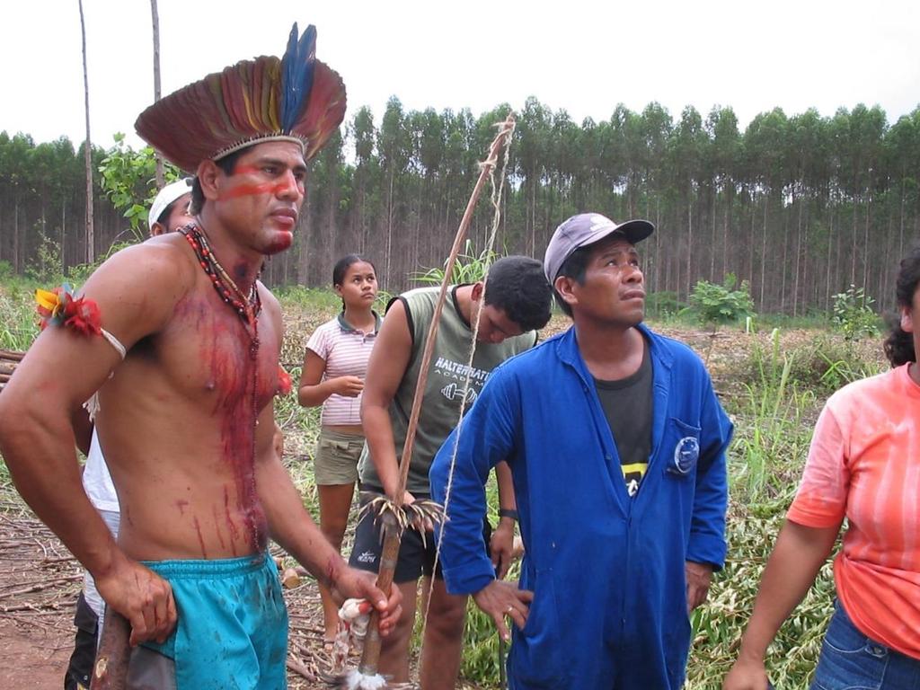 Brasilien Seit Jahrhunderten leben indigene Gesellschaften wie die Tupiniquim und Guarani in und vom Regenwald. Sie kennen keinen Landbesitz in unserem Sinne.