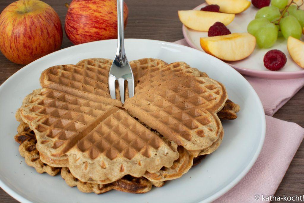 FRÜHSTÜCKSWAFFELN MIT APFELMUS UND OHNE EI FRÜHSTÜCKSWAFFELN MIT APFELMUS UND OHNE EI Auf der Suche nach ein paar leckeren Frühstückswaffeln die auch der kleine Mann essen kann habe ich gefühlt