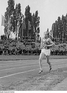 Emil Zatopek 4-facher Olympiasieger, der 1948 den 10000 m- und 1952 den 5000 m -, 10000 m - und Marathon-Lauf gewann Vogel fliegt, Fisch schwimmt, Mensch läuft,.