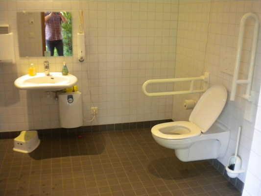 Öffentliches WC WC für Menschen mit Behinderung Wasserlabor Tür WC Wasserlabor WC Wasserlabor Tür WC Wasserlabor Die Tür ist keine