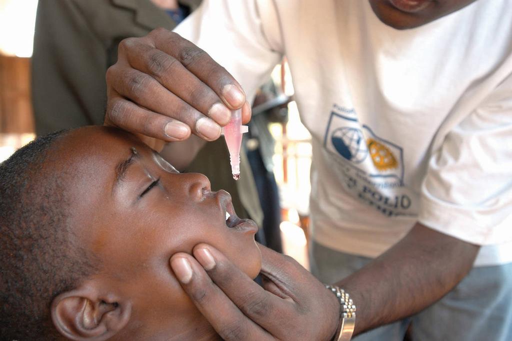 ROTARYS KAMPF GEGEN DIE KINDERLÄHMUNG Das größte Projekt, das Rotary in seiner 113-jährigen Geschichte je angepackt hat der Kampf gegen die Kinderlähmung, heißt PolioPlus und steht kurz vor dem Ziel: