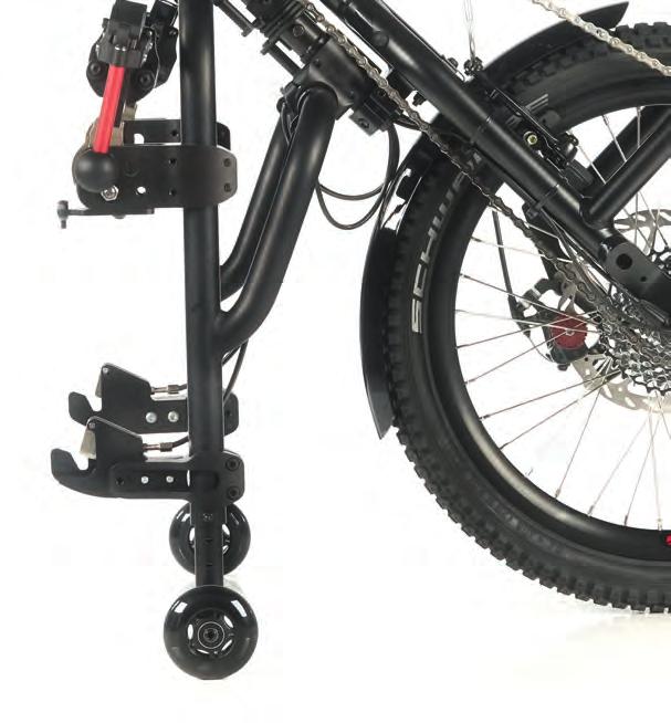 Der Andockmechanismus der Attitude Bikes ist sehr einfach, es ist nur ein Verriegeln an den Vorderrahmenteil Ihres Rollstuhls nötig.