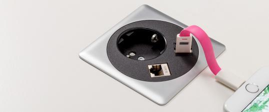 Tischplatte, (keine Plattenverschiebung möglich) 1 x 230 V Schuko, 1 x USB Typ A Charger, 3m Zuleitung 230 V mit 1 x RJ45
