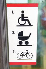 Dort kann man nicht mit einem Rollstuhl einsteigen.
