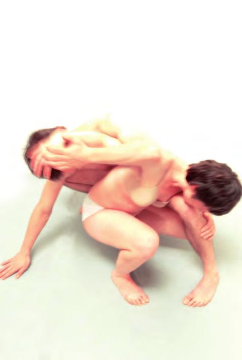 BEFORE MORNING von Overhead Project Before Morning ist eine Choreographie, bestehend aus einem Mann und einer Frau, in der es um körperliche Intimität geht, um die Beziehung zwischen den Beiden, den