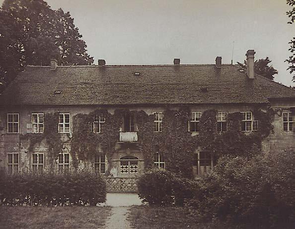 Aurel von Heynitz mit Benno und Wichard (rechts) im Weichaer Gutspark, 1930 Die Brüder Benno und Wichard (rechts) von Heynitz, 1929 Wichard Erdmann von Heynitz wurde am 18.