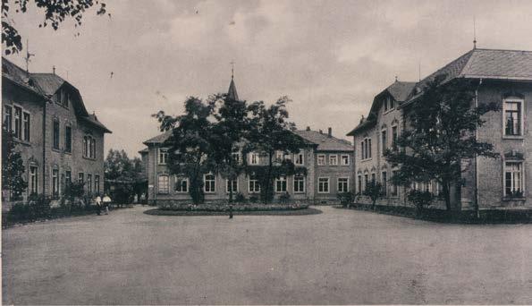 Wichard von Heynitz (links) beim Spielen auf dem Gutshof Weicha, 1931 Bereits kurz nach seiner Ankunft im Heidehof wurde seitens der Leitung der Brüderanstalt Moritzburg am 13.