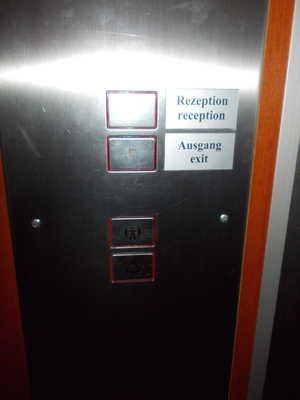 Aufzüge Aufzug (vom Haupteingang zur Rezeption) Aufzugstür Aufzugskabine
