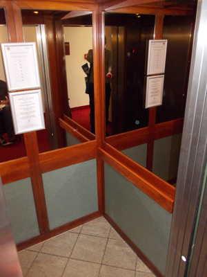 Über den Aufzug sind zu erreichen: Rezeption Aufzug Anzahl baugleicher Aufzüge: 1 Bewegungsfläche vor der Aufzugstür beim Einstieg - Breite: 500 cm Bewegungsfläche vor der Aufzugstür beim Einstieg -