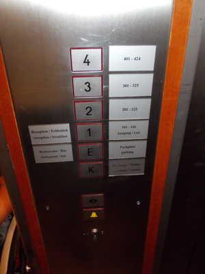 100 cm Bewegungsfläche vor der Aufzugstür beim Ausstieg - Tiefe: 150 cm Bedienelemente / Beschilderung Minimale Höhe der Bedienelemente - außen: 113 cm Maximale Höhe der Bedienelemente - außen: 113