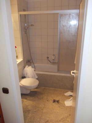 Sanitärraum Zimmer Nr. 205 Tür Sanitärraum Spiegel und Wschbecken Badewanne Zugang Der Sanitärraum gehört zu: Zimmer Nr.