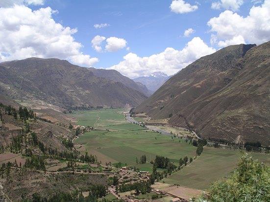 Transfer zum Flughafen von Lima und Weiterflug nach Cusco. Nach Ankunft Fahrt zum Hotel im Urubambatal, auch Heiliges Tal genannt, durch das der Urubamba Fluss führt, ein Quellfluss des Amazonas.