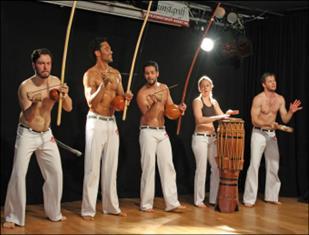 Durch die Einbindung von Musik, Gesang und Tanz entwickeln sich außerdem Musikalität und Rhythmusgefühl im Capoeira-Training.
