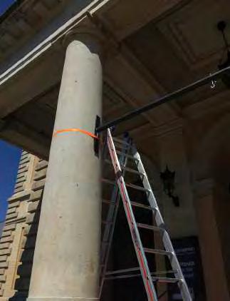 Für den Aufbau wird die Stange zuerst auf die Träger geschoben und dann mitsamt diesen zwischen die Säulen geklemmt.