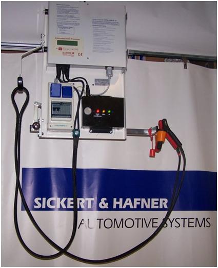Systemarbeitsplätze Batterieladesysteme von Sickert & Hafner ermöglichen es, den Ladezustand der Fahrzeugbatterie zu erhalten, während das Fahrzeug auf einem Systemarbeitsplatz