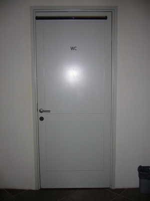 Durchgang vorhanden und mindestens 88 cm breit. Tür zu den WCs Tür zu den WCs Die Tür ist keine Karussell- oder Rotationstür.