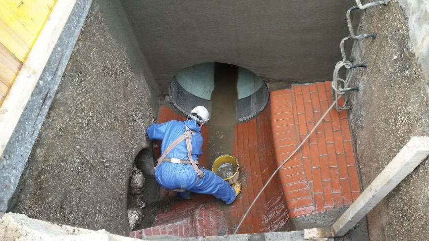 Schlauchliner etwas zurückgeschnitten und im Übergangsbereich eine Edelstahlmanschette mit außenliegender EPDM-Dichtung gesetzt, so dass etwa die Hälfte der Manschette auf dem Rohr und die andere