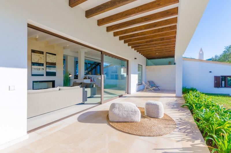 Informationen: Moderner Komfort geschmackvoll in Szene gesetzt - ein Urlaub ist purer Luxus in diesem Ferienhaus mit Blick auf Puerto de Andratx.