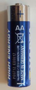 Spannungsquellen Batterien Die Anschlüsse einer Batterie werden Pole genannt. Es gibt einen Plus- und einen Minuspol.
